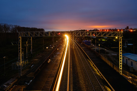 夜间火车交通图片