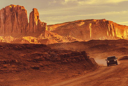 亚利桑那州乡下路道外红沙石漠图片