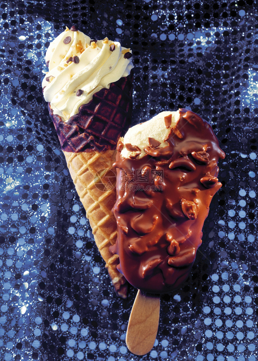 蓝布上的冰淇淋和图片