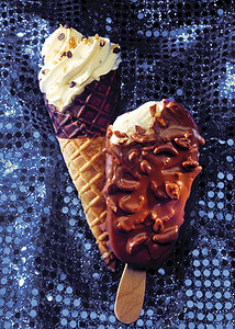 蓝布上的冰淇淋和图片