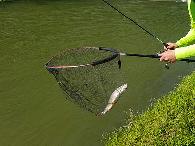 在河上主动旋转钓鱼图片