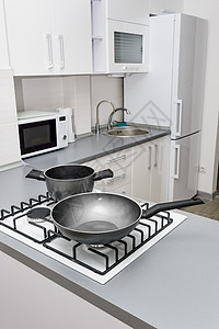 现代黑白厨房带锅和的燃气灶简图片