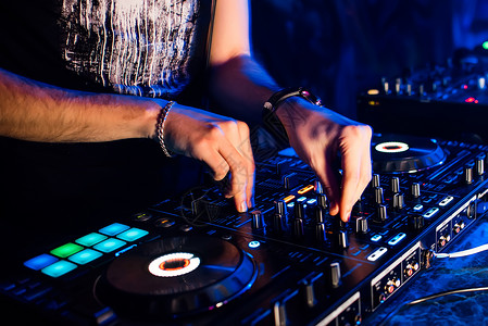 夜总会的混音和DJ摊位由DJ与音乐图片