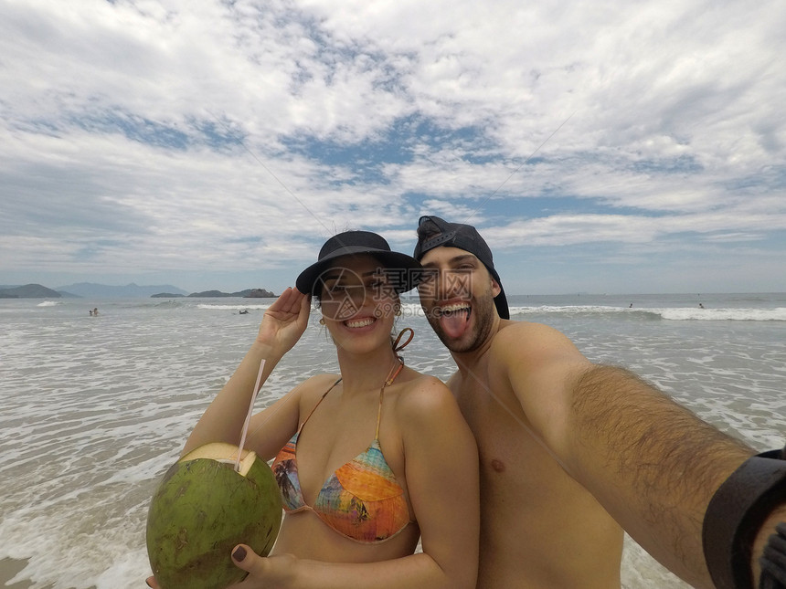 巴西情侣在沙滩上自拍图片
