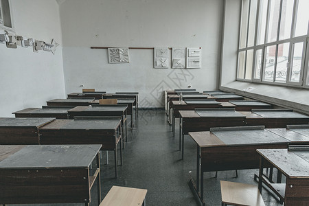 学校教室里的旧复古桌图片