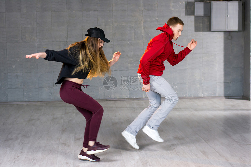 一对情侣在跳当代舞蹈年轻男女以演播室背景表演现代图片
