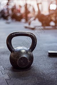 健身房里的重金属壶铃重量图片
