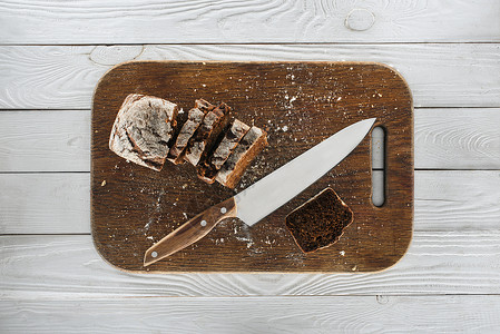 木制切割板上切片自制面包和图片