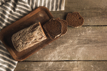 木桌上切片面包的顶部视图图片