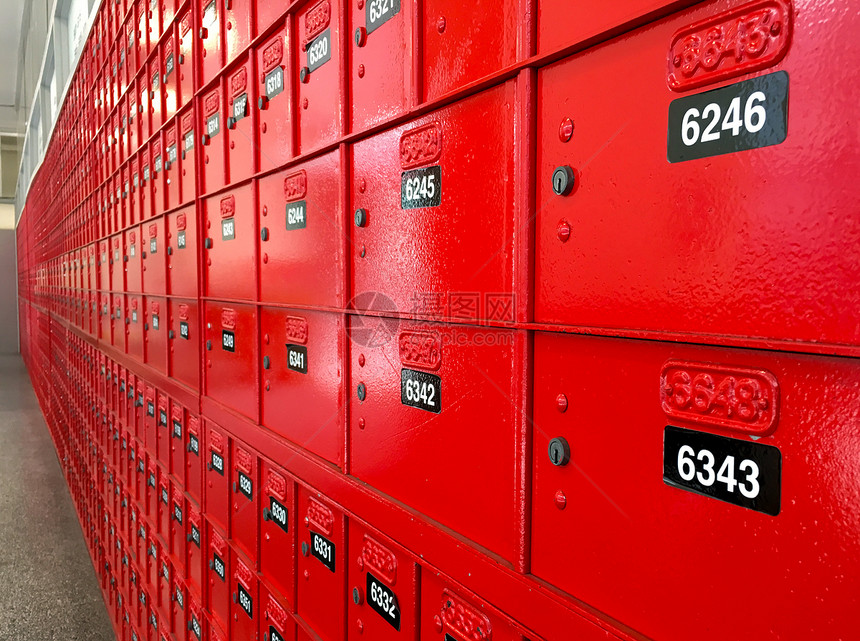 邮局的红色插件箱上面写有数字范图片