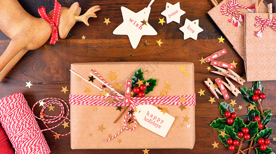 圣诞礼物包在生锈主题上用棕色克拉夫纸绳子和天图片