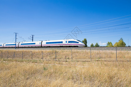 西班牙公共高速铁路和货车在西班牙欧洲乡村图片