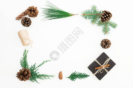 圣诞树枝礼品白色背景上的锥体圣诞节或新年概念的冬季模式平躺图片