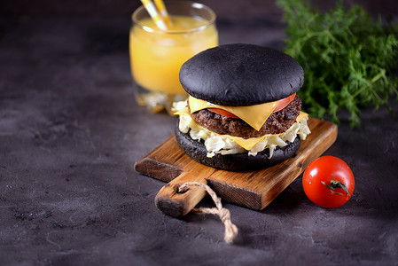 健康黑汉堡加牛肉冰山沙拉番茄片和干酪奶图片