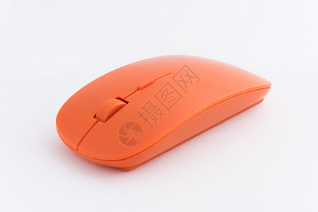 白色背景上橙色无线鼠标的特写背景图片