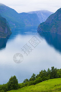 Aurlandsfjord的全景图片