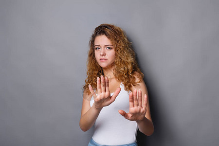 年轻的红发女人表现出拒绝的迹象图片