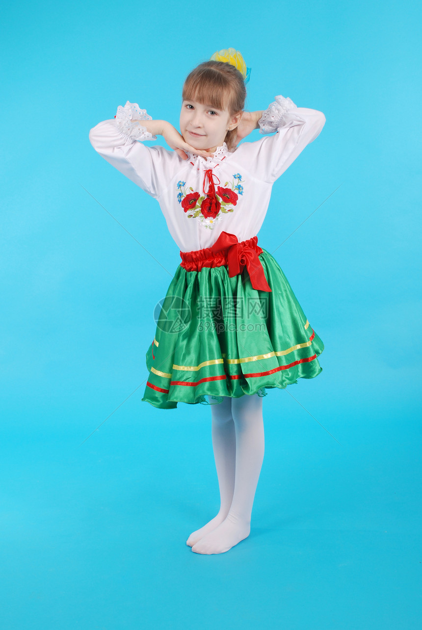在乌克兰刺绣里有轻发的年轻女孩被图片