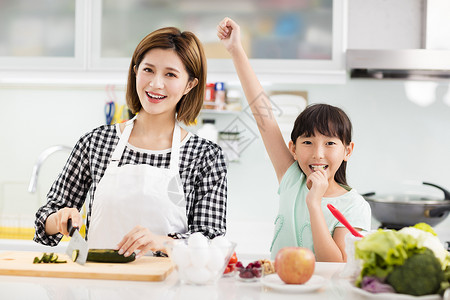 快乐的母女在厨房做饭图片
