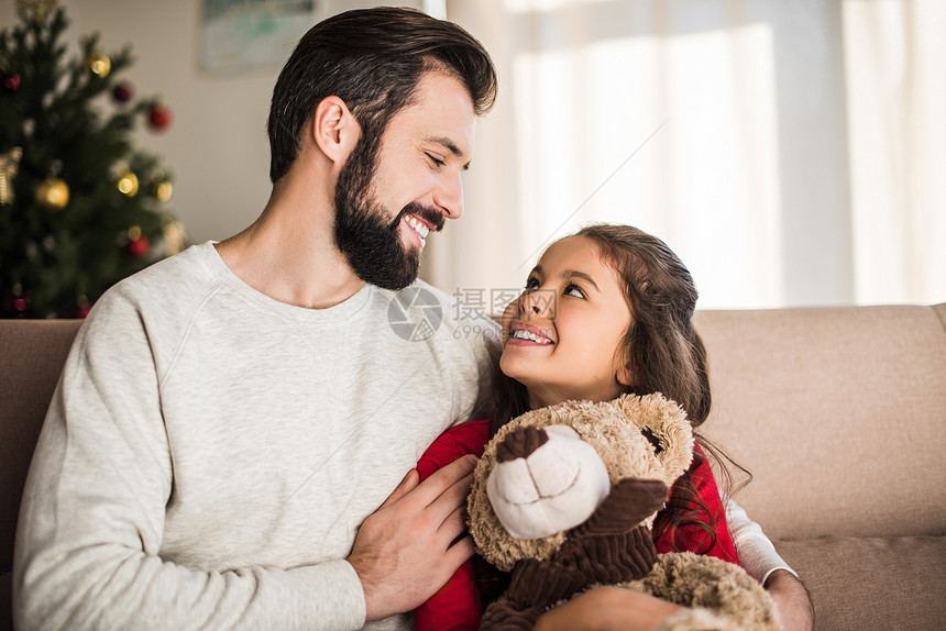 父亲抱着泰迪熊的女儿图片