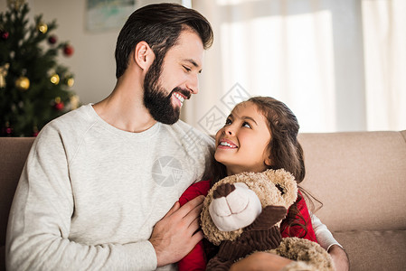父亲抱着泰迪熊的女儿图片