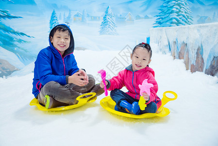 在室内雪地冰雪上骑雪橇的年图片