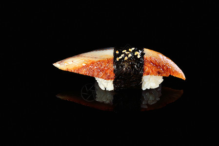 日本菜黑底的鱼子酱和反图片
