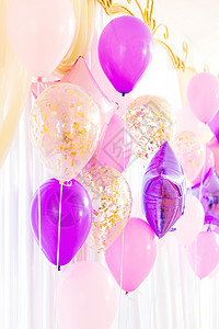 明亮的房间装饰着许多色彩鲜艳的充气球图片