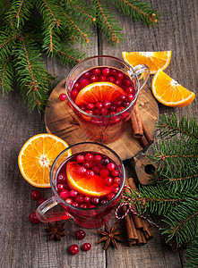 圣诞热红酒配小红莓在桌子上图片