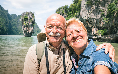 快乐的退休老年夫妇在世界各地旅行自拍积极的老年人概念与人们在泰国詹姆斯邦德岛一起玩乐成熟的人生活方式温暖图片