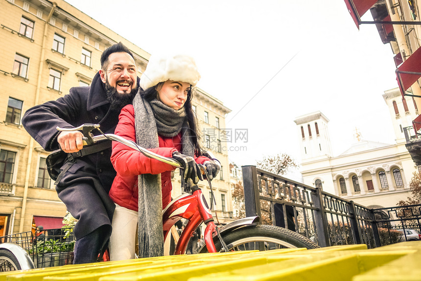 幸福的情侣在老式自行车上享受冬季户外时光图片