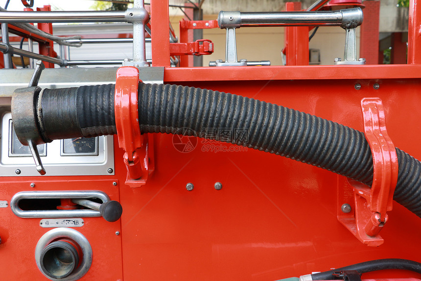 消防车上的消防水软管接头消防员消防车软管龙头连图片