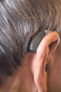 现代数字耳内助听器适用于老年人耳图片