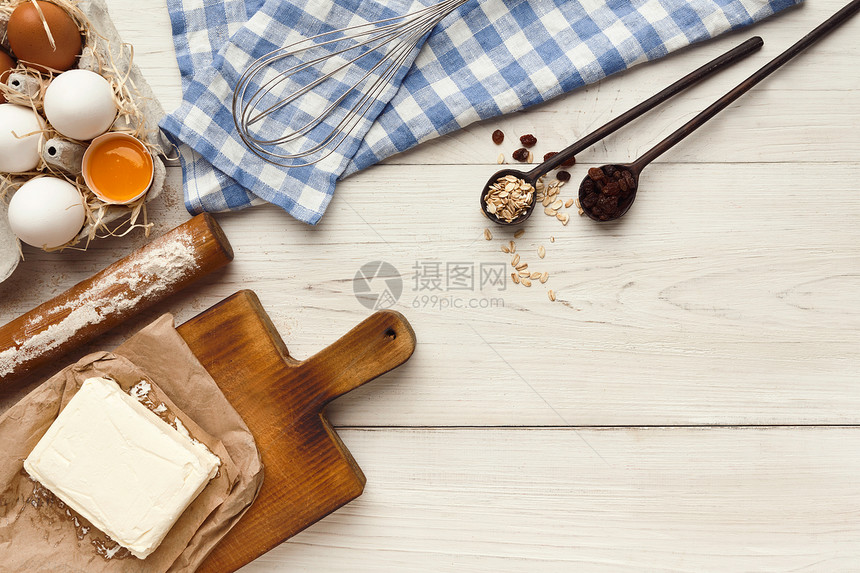 白木桌上的鸡蛋黄油面粉香料和厨房用具食谱或烘烤类模拟糕饼制作概念顶视图图片