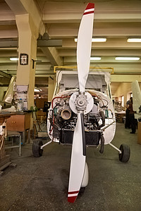 轻型飞机在车间发动机和螺旋桨什图片