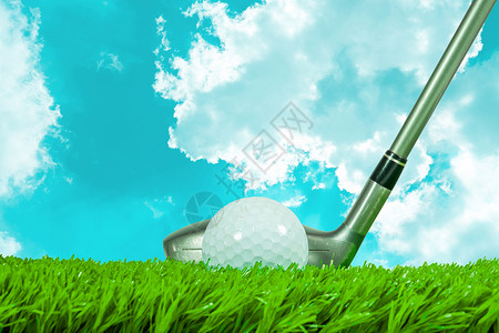 绿色人工草地和夏日天空上的白色高尔夫球和绿青人造草图片