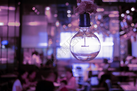 在紫色光气氛下在模糊的酒吧和餐馆图片