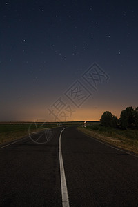 夏日夜晚的高速公路夜空中的星图片
