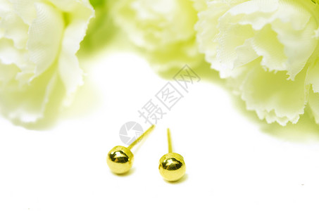 带有泰国特殊黄金设计和白底鲜花特制的金刺纹花背景图片