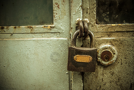 复古质朴的金属门和锁的建筑细节图片