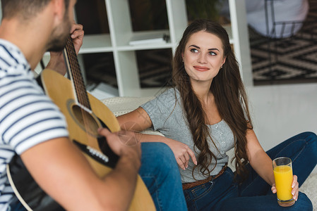 男人为女朋友弹吉他而她却坐在图片