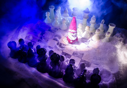 在雪地里下棋冬天的概念圣诞节或新年礼物在棋盘上图片