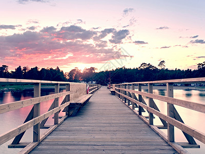 早上在海岸上的长木海桥图片