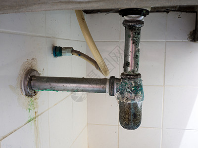 洗手盆管周围的绿生锈肮图片