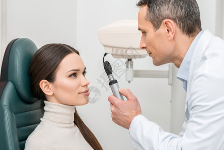 病人在诊所接受眼科检图片