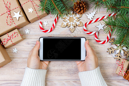 使用带空白屏幕的智能手机喜剧装饰假戏圣诞礼品搜索网上购物季节折扣和销图片