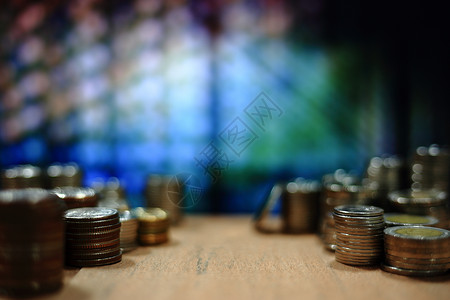 旧数字经济的硬币堆叠成木板上的柱子背景中的数图片