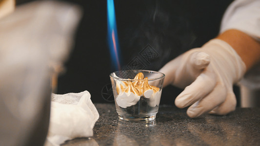 烹饪蛋白的工艺主厨用火烧装饰图片