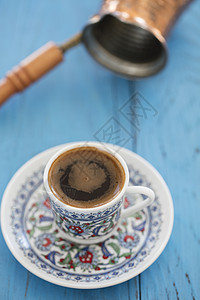 土耳其咖啡装在木质背景上的传统杯子中图片