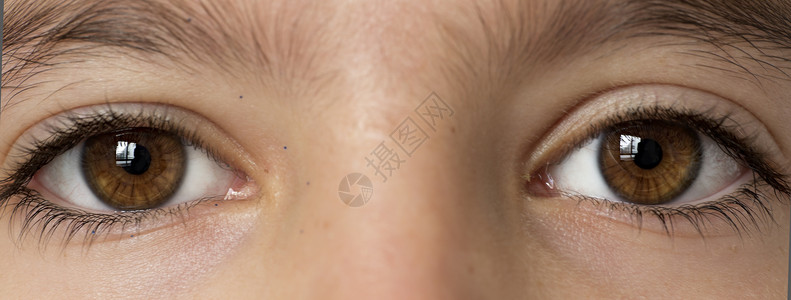 一名10岁女孩的双眼背景图片